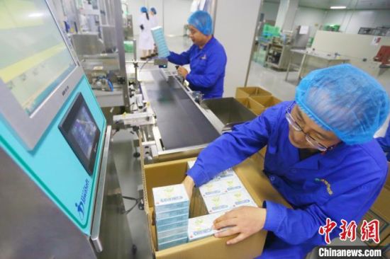 甘肃陇神戎发药业股份有限公司工作人员正在生产车间里包装药品。　高展 摄